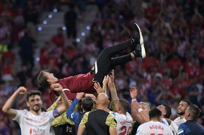 Suarez bids Atletico farewell as Sevilla qualify for Champions League