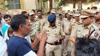 Kin protest outside mortuary over undertrial’s mysterious death in Nagpur central jail