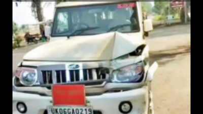 Khatima SDM's car hit by tractor ferrying sand illegally