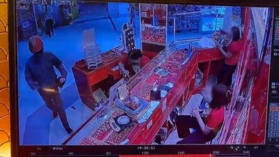 Manhunt for Tak gold shop robber