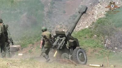 VIDEO: Shelling Out: Donetsk Fighters Load Howitzers And Blast Ukrainian Targets
