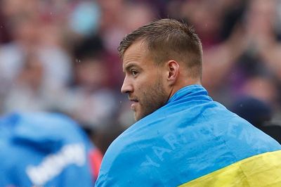 Andriy Yarmolenko gives gifts to Ukrainian refugee children after final West Ham home game