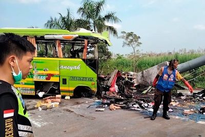 Indonesia bus flips over after hitting billboard, killing 14