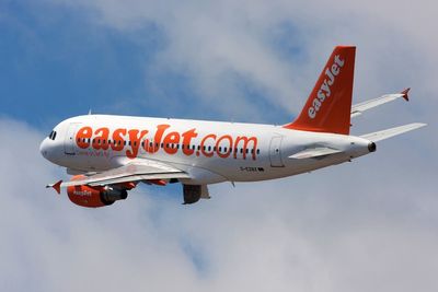 EasyJet to offer staff £1,000 bonus amid recruitment drive