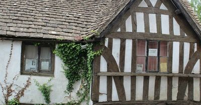 Ghost hunter flees 'sinister' pub with strange mist because it was too haunted