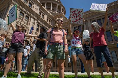 Texans Show Up in Force to Protect ‘Roe’