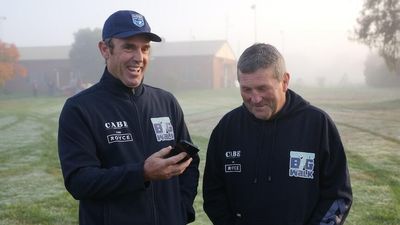 Rugby league legend Royce Simmons begins walk for dementia awareness