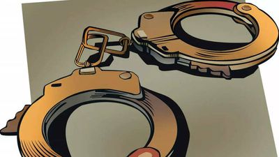 5 held for duping people with ‘gifts from abroad’