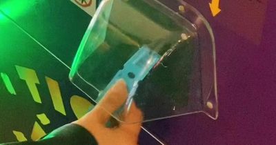 Dad uses simple trick to con arcade machine into giving him bigger prize