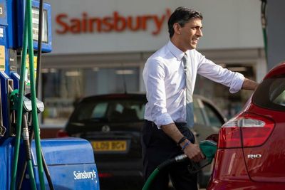 Petrol retailers 'fleecing' customers by failing to pass on duty cut