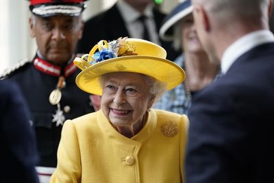 Queen makes surprise visit to see the Elizabeth line at Paddington station