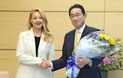 Kishida meets Ukrainian diva, promises continued support