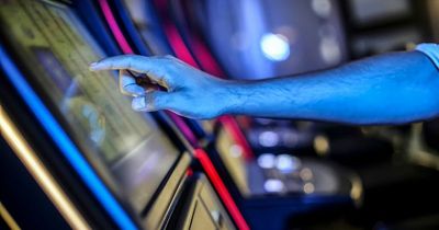 Dad uses simple trick to fool arcade machine into giving him bigger prize