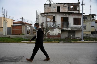Greece ends mandatory mask-wearing in planes, public indoor areas