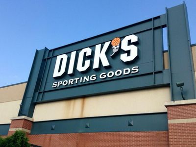 What's Going On With Dick's Sporting Goods Stock?