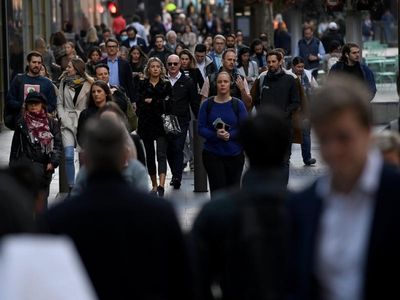 Jobless rate holds at 3.9 pct in April