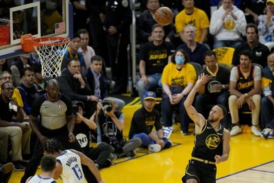 Curry, Warriors outgun Doncic, Mavs in series opener