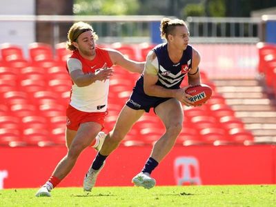Fyfe to play through pain in AFL return