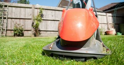 Dad fuming as neighbour sends 'passive aggressive' note about mowing the lawn