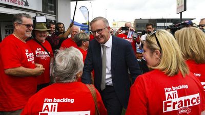 Parties head out for last day of campaign