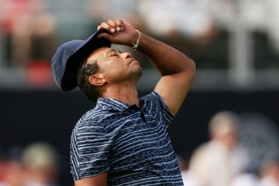 Tiger limps to 74 at PGA due to sore leg, poor irons