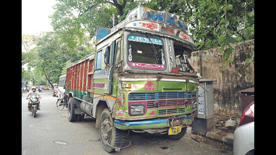 Truck hit job: 20 minutes, five accidents, six injured in Kolkata