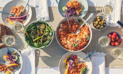 Which wines go best with salad?