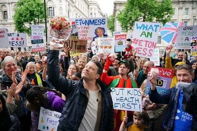 Jamie Oliver holds Eton Mess outside No 10 to protest obesity U-turn