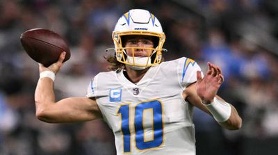 Chargers Star Makes Bold Rodgers, Herbert QB Comparison