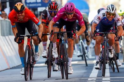 Demare edges Giro sprint after Cavendish cavalry charge