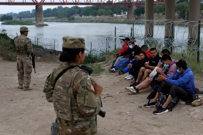 Migrants cross border amid legal uncertainty on asylum rule