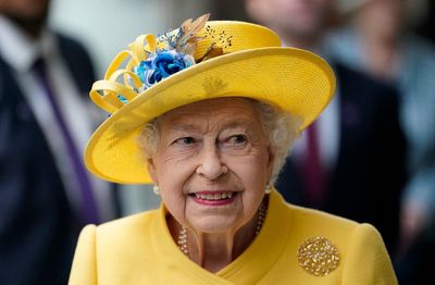 People claim Forrest Gump was photographed behind Queen Elizabeth II during visit to London train station