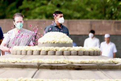 Rajiv Gandhi death anniversary: Sonia Gandhi and Priyanka Gandhi pay homage to former PM