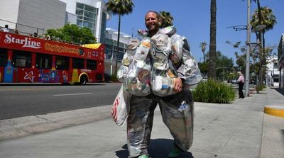 US Campaigner Wanders LA Streets Wearing Trash