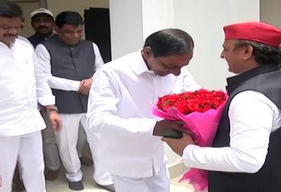 Delhi: SP Chief Akhilesh Yadav meets Telangana CM K Chandrashekhar Rao