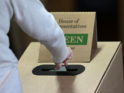 Early count shows swing from major parties