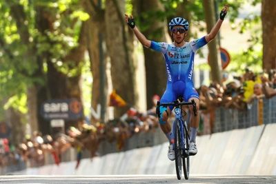 Carapaz takes Giro lead as Simon Yates wins stage 14