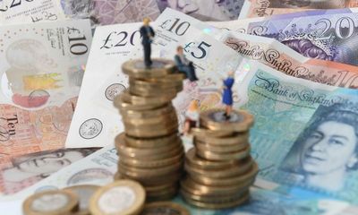 Pay gap in UK between bosses and workers likely to widen in 2022