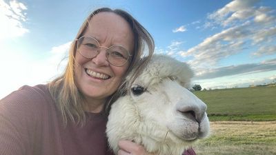 Alpaca farmer leaves corporate job for farm life and the art of Japanese Saori weaving
