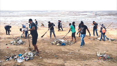 Bombay HC asks 8 of warring parties to clean-up Versova beach