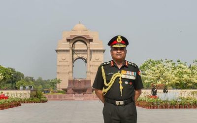 Army chief visits forward areas along LoC
