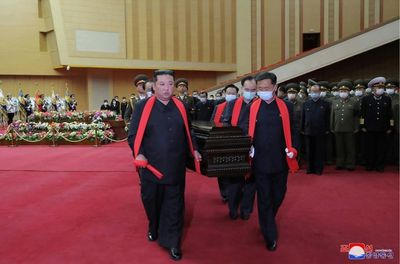 Kim Jong Un carries coffin at N. Korean military officer's funeral