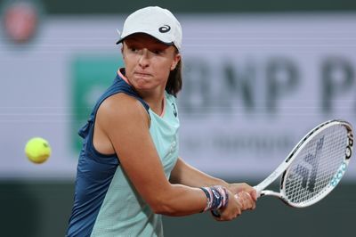 Swiatek powers into French Open second round