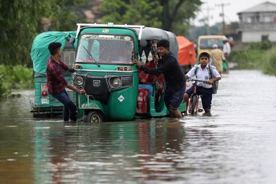 Heavy rain floods parts of India, Bangladesh