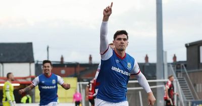Linfield boss David Healy agrees new contract with "leader and winner" Jimmy Callacher