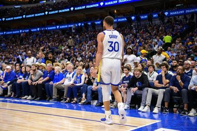 Watch: Steph Curry drills signature no-look triple from corner in Game 3 vs. Mavs