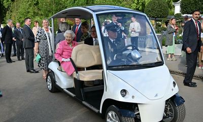 Queen arrives in buggy to tour gardens at Chelsea flower show