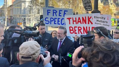 Victorian Liberal MP Bernie Finn, who posted anti-abortion comments, expelled from party