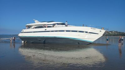 MSQ begins clean up of sunken luxury yacht on Lammermoor Beach after two weeks