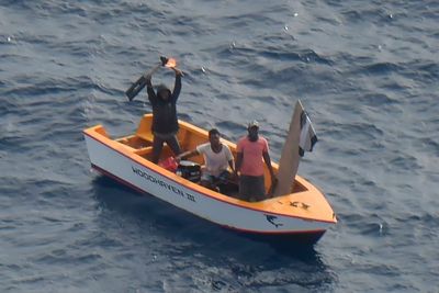 New Zealand plane finds 7 missing aboard 2 boats in Pacific